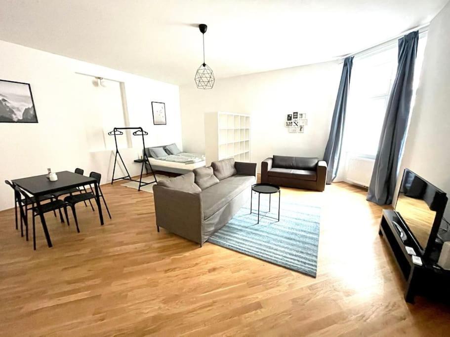 Brand New & Spacious Apartment In The City Centre Відень Екстер'єр фото